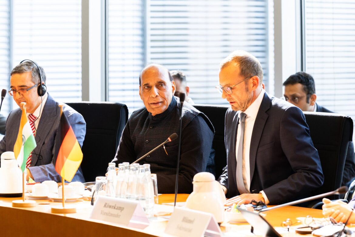 रक्षा मंत्री राजनाथ सिंह ने जर्मन संसदीय रक्षा एवं सुरक्षा समिति को किया संबोधित, भारत-जर्मनी रणनीतिक साझेदारी पर हुई चर्चा