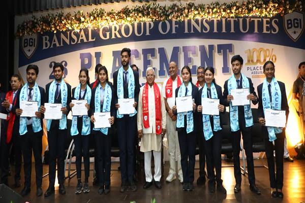 सफलता के शिखर पर पहुंचकर भी माता-पिता के त्याग को न भूलें युवा: राज्यपाल श्री मंगुभाई पटेल