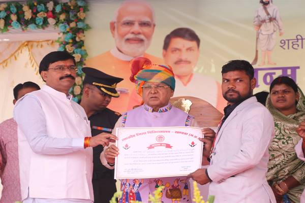 खंडवा में जननायक टंट्या भील की जयंती पर राज्यपाल का नमन; बोले- जनजातीय नायकों का बलिदान अभूतपूर्व