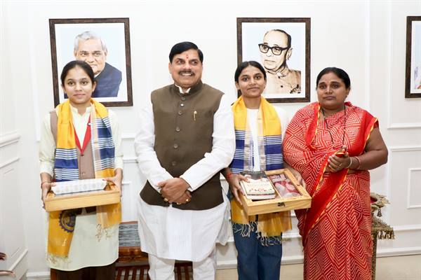कक्षा 12वीं की टॉपर खुशी और चांदनी को सीएम डॉ. मोहन यादव ने किया सम्मानित, एक-एक लाख रुपये की प्रोत्साहन राशि देने के निर्देश