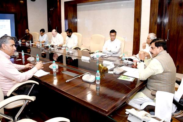 छात्रावासों में अध्ययन और देशभक्ति का माहौल बनाने के निर्देश, मुख्यमंत्री डॉ. मोहन यादव ने की जनजातीय कार्य विभाग की समीक्षा