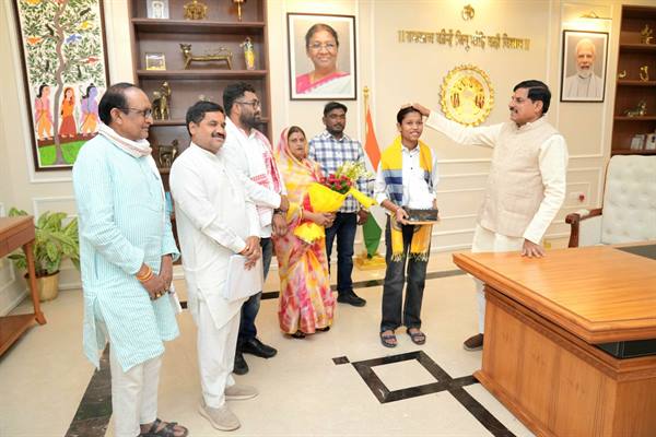 मुख्यमंत्री डॉ. यादव ने 10वीं की टॉपर प्रतिभा सोलंकी को दी ₹1 लाख की प्रोत्साहन राशि, अहिल्या बाई होल्कर की प्रतिमा भेंट कर किया सम्मानित