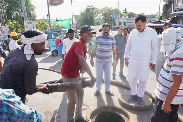 ऊर्जा मंत्री श्री तोमर का सुबह 6 बजे औचक निरीक्षण: सफाई और सीवर व्यवस्था में लापरवाही पर जताई नाराजगी