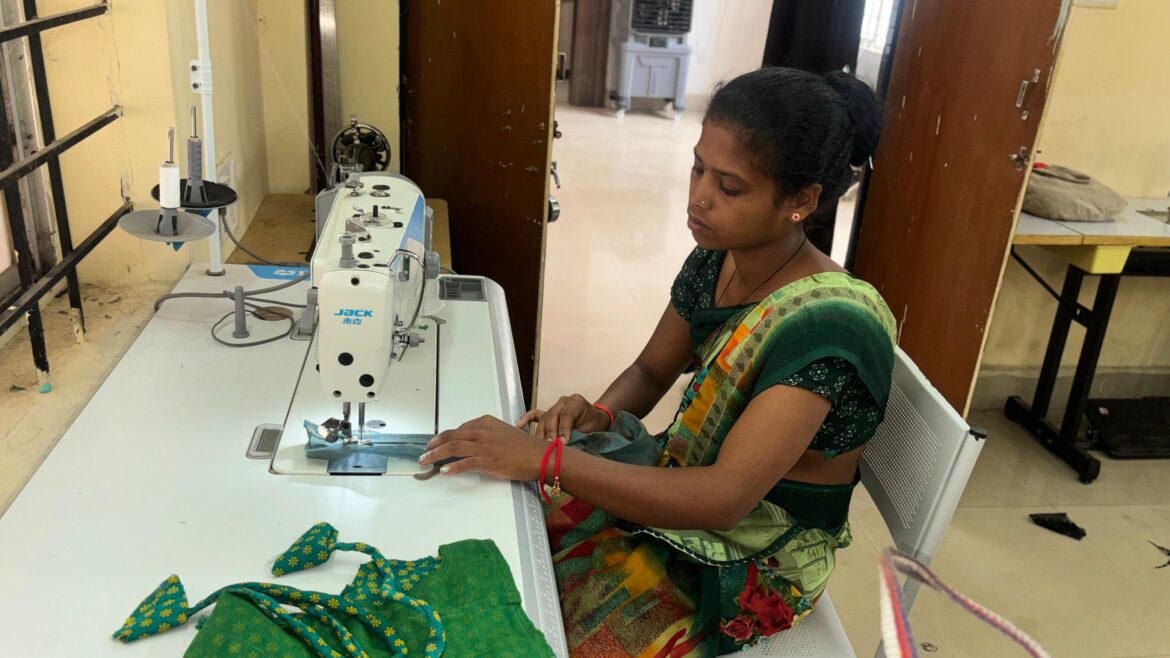 नक्सलवाद का अंधेरा छोड़ शर्मिला ने थामी स्वावलंबन की सुई