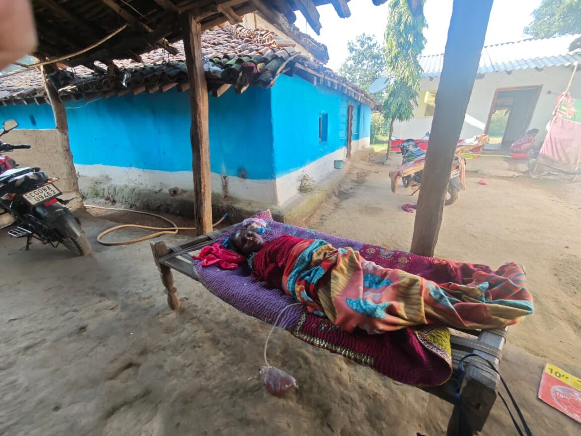 कैंसर पीड़ित महिला को जिला अस्पताल में कराया गया भर्ती, कलेक्टर ने बेहतर उपचार के दिए निर्देश