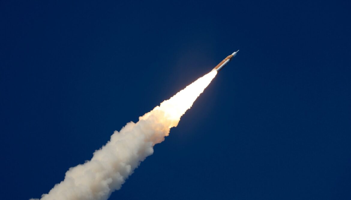 नासा का आर्टेमिस II चंद्र मिशन फ्लोरिडा से लॉन्च, चार सदस्यीय दल मिशन का हिस्सा