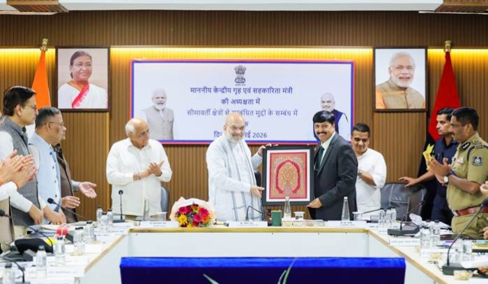 भारत-पाक सीमा पर सुरक्षा व्यवस्था की समीक्षा: गृह मंत्री अमित शाह ने भुज में की उच्च स्तरीय बैठक, दिए कड़े निर्देश