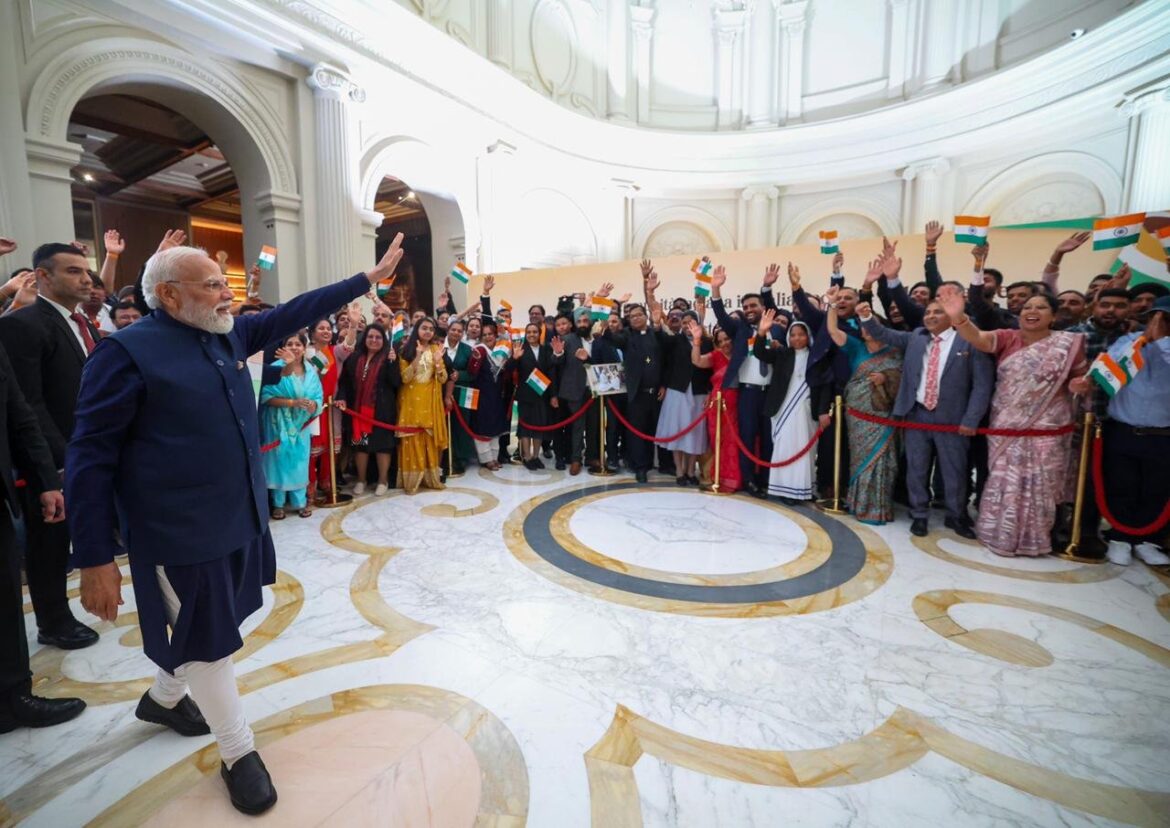 प्रधानमंत्री नरेंद्र मोदी की रोम यात्रा: भारतीय समुदाय के स्वागत से गदगद हुए पीएम, इतालवी कलाकारों की सांस्कृतिक प्रस्तुति की सराहना की