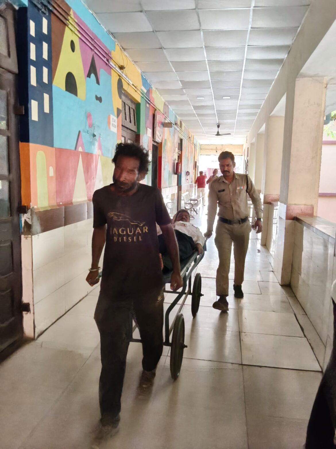 रतलाम में सड़क हादसे के शिकार दो लोगों को डायल-112 के जवानों ने तत्परता से पहुँचाया अस्पताल