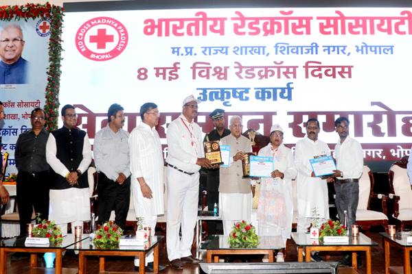 विश्व रेडक्रॉस दिवस: राज्यपाल ने समाज सेवियों को किया सम्मानित, ‘सेवा ही सर्वोच्च धर्म’ का दिया संदेश