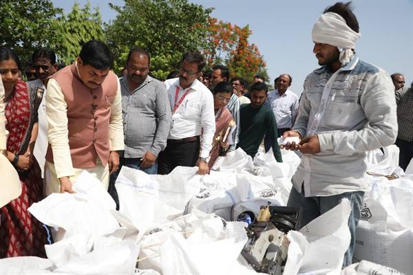अन्नदाताओं के द्वार पहुँचे मुख्यमंत्री डॉ. यादव; केंद्रों पर खुद तुलवाया गेहूं, बोले- किसानों का सम्मान और सुविधा हमारी सर्वोच्च प्राथमिकता