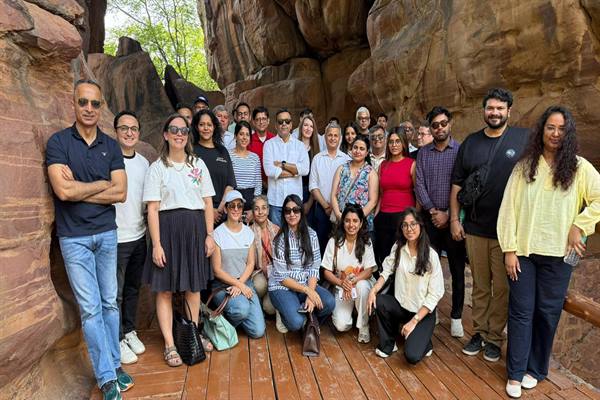भीमबेटका की ऐतिहासिक विरासत से रूबरू हुआ फ्रांसीसी प्रतिनिधिमंडल; प्राचीन शैलचित्रों की बारीकियों को जाना