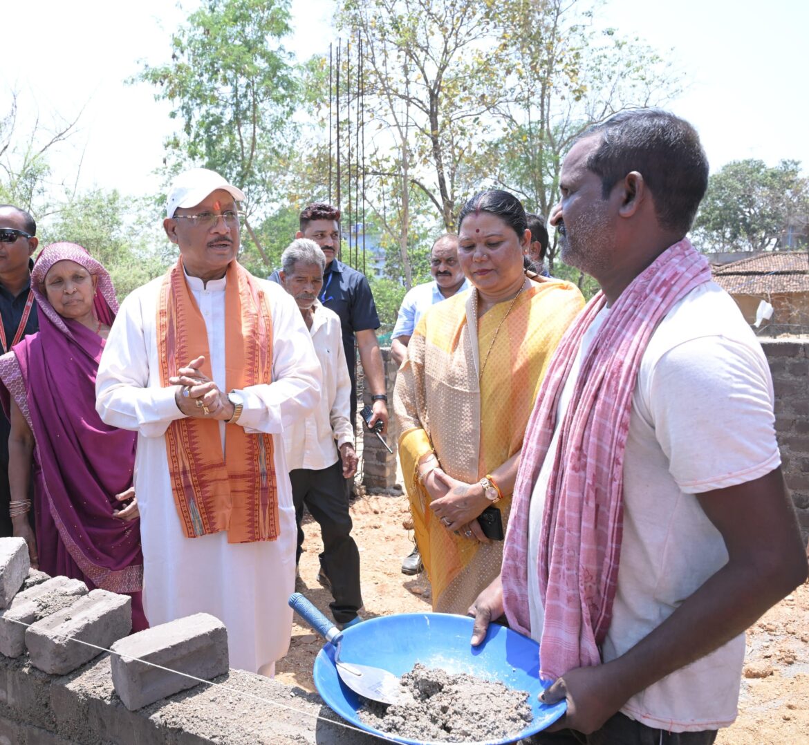 मुख्यमंत्री ने ईंट जोड़कर किया श्रमदान : भैंसामुड़ा में पीएम आवास निर्माण का किया औचक अवलोकन