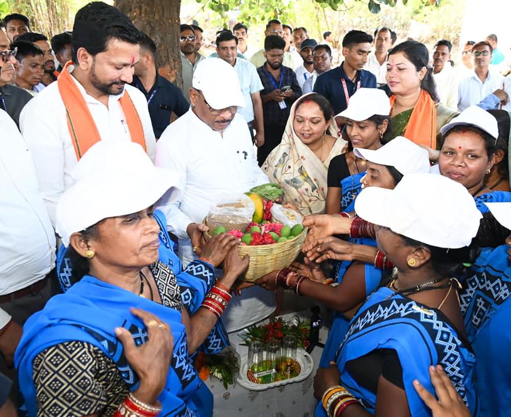 सुशासन तिहार: सरोधी में महिला स्व सहायता समूह ने मुख्यमंत्री को भेंट की स्थानीय उत्पादों की टोकरी