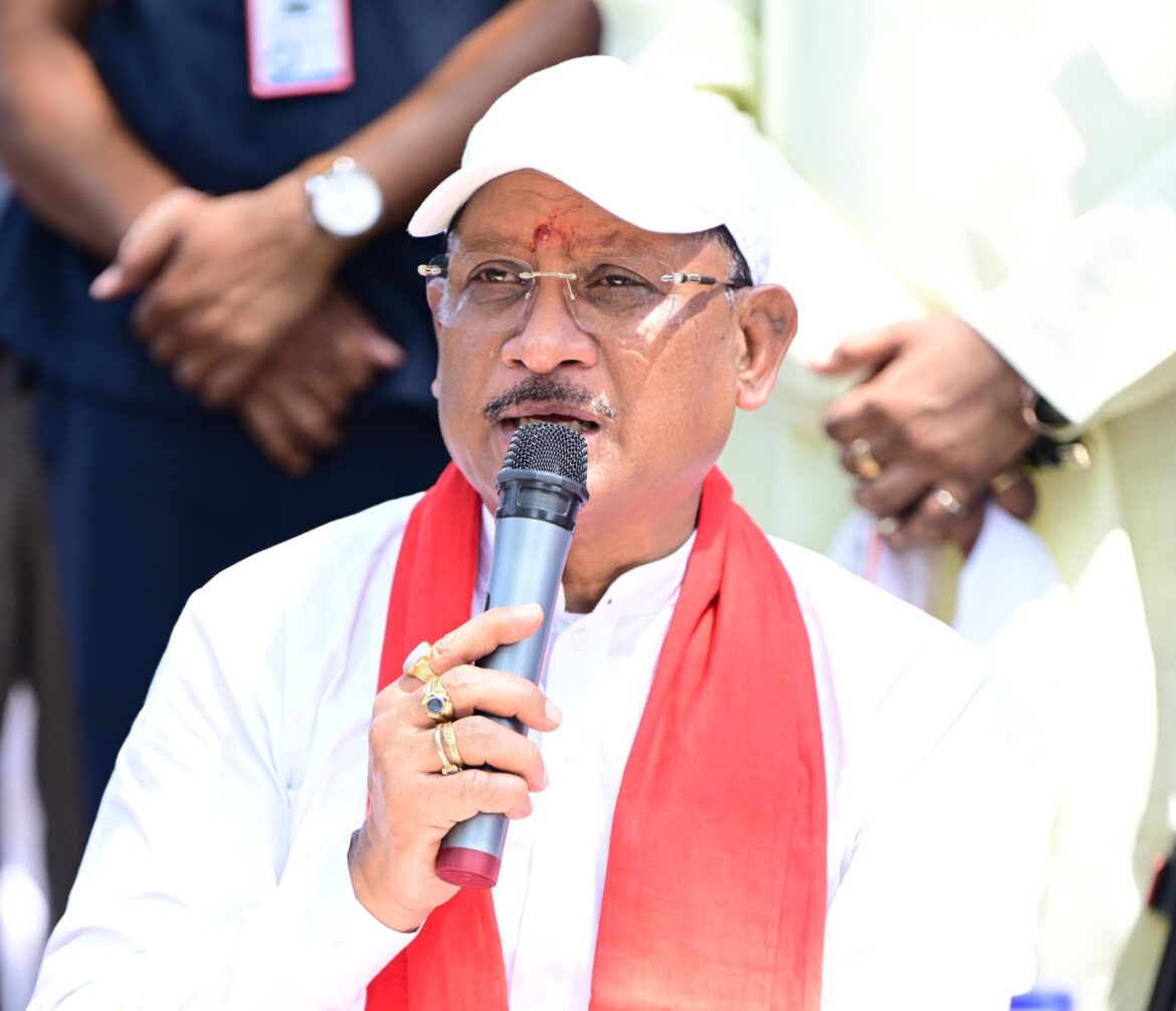 आम की छांव में बदले सपनों के मायने: मुख्यमंत्री ने कहा—“अब करोड़पति दीदी बनने की सोचिए”