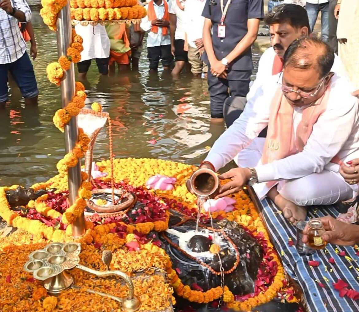 जलेश्वर महादेव धाम में मुख्यमंत्री श्री विष्णुदेव साय ने किया जलाभिषेक: प्रदेश की सुख-समृद्धि की कामना की