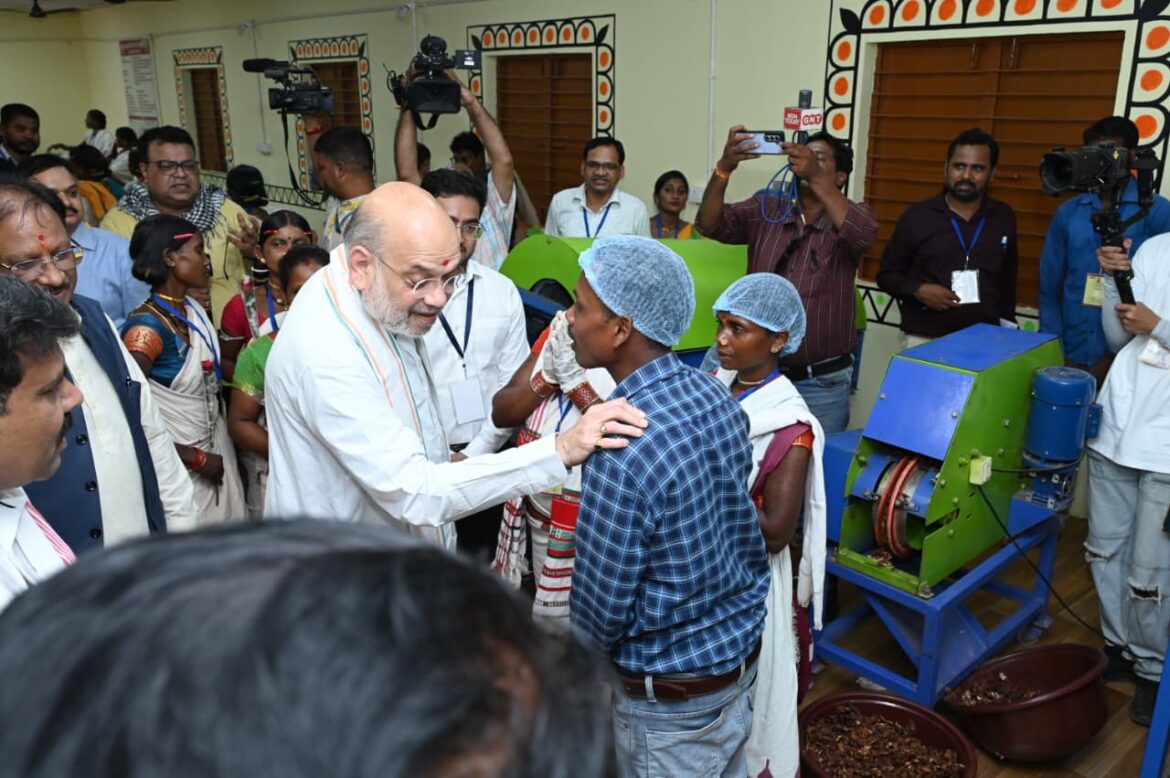 केंद्रीय गृहमंत्री श्री अमित शाह ने चखा बस्तर की इमली का स्वाद बोले यहां की इमली का स्वाद खट्टा नहीं बल्कि मीठा