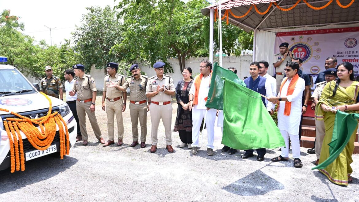 ​छत्तीसगढ़ में हाईटेक हुई पुलिसिंग : बलौदाबाजार में ‘नेक्स्ट जेन डायल-112’ वाहनों को राजस्व मंत्री ने दिखाई हरी झंडी