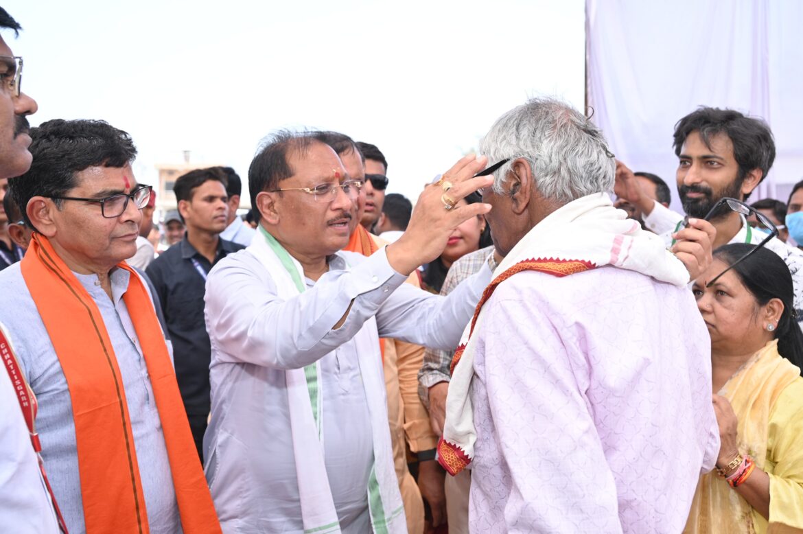 मुख्यमंत्री श्री विष्णु देव साय ने हितग्राहियों को अपने हाथों से पहनाया नजर का चश्मा