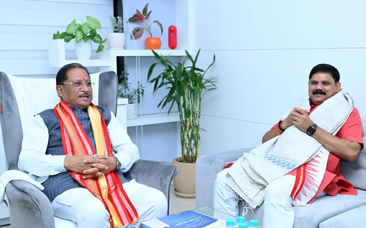 मुख्यमंत्री श्री विष्णुदेव साय से केंद्रीय कोयला एवं खान राज्य मंत्री श्री सतीश चंद्र दुबे ने की सौजन्य मुलाकात