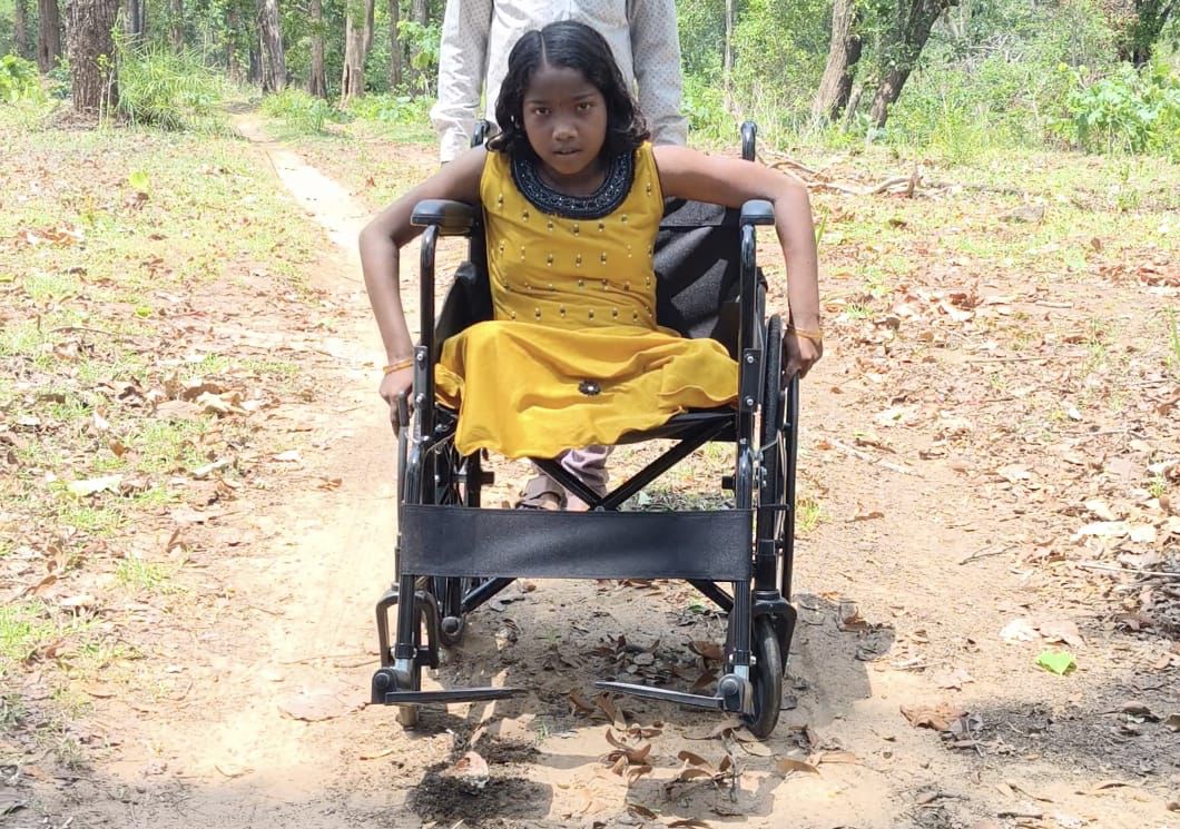 सुशासन तिहार 2026 के मधुर बेला में व्हीलचेयर पाकर खिले मासूमों के चेहरे