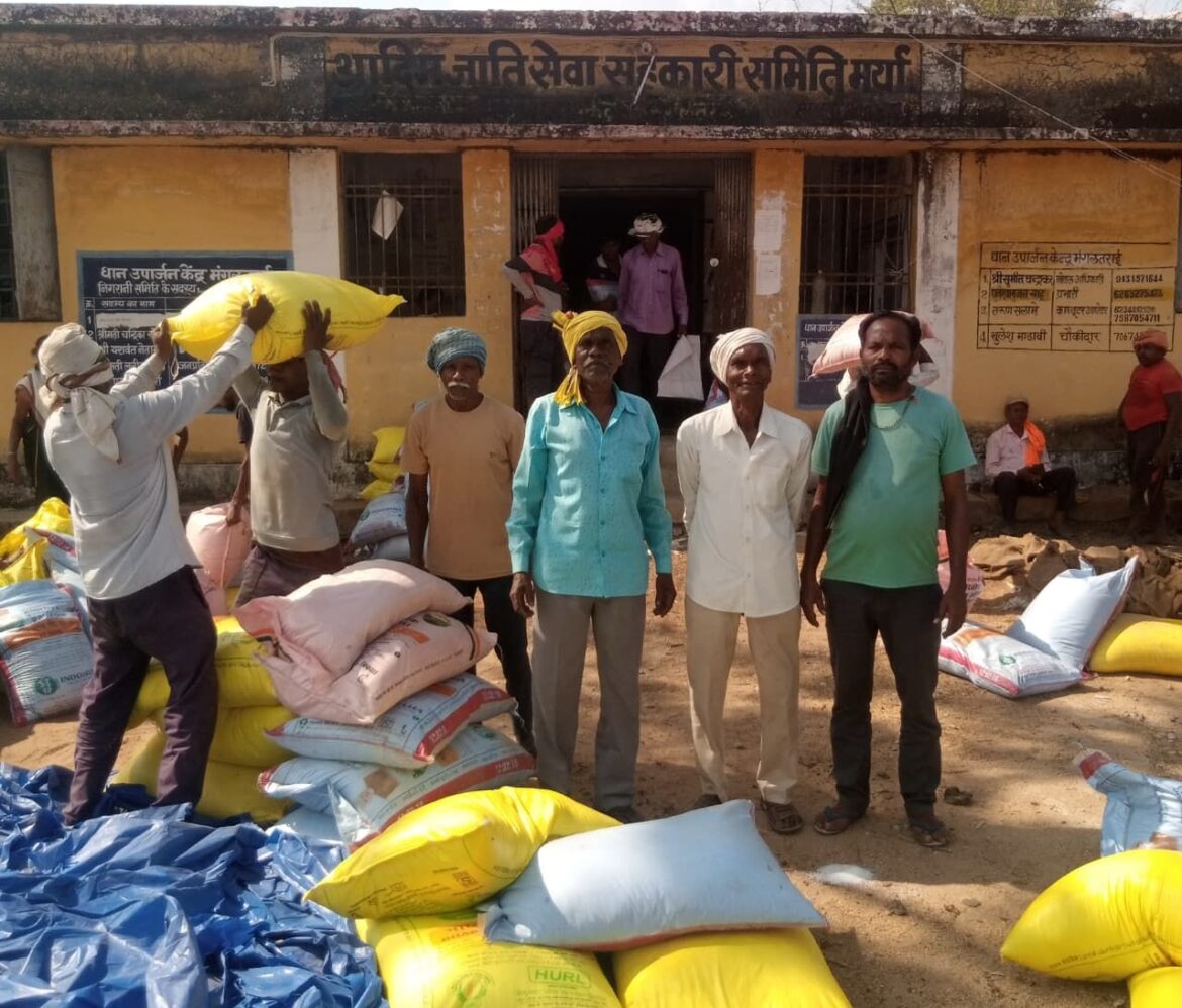 सहकारी समितियों में नियमित रूप से किया जा रहा है खाद, बीज का वितरण