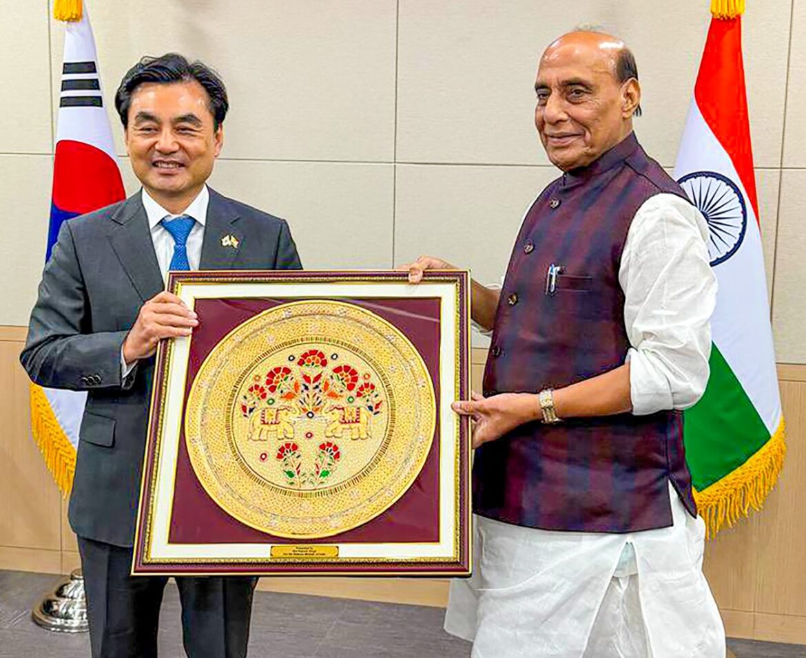 भारत और दक्षिण कोरिया के बीच रक्षा सहयोग मजबूत, सियोल में राजनाथ सिंह की मौजूदगी में कई अहम समझौतों पर हस्ताक्षर