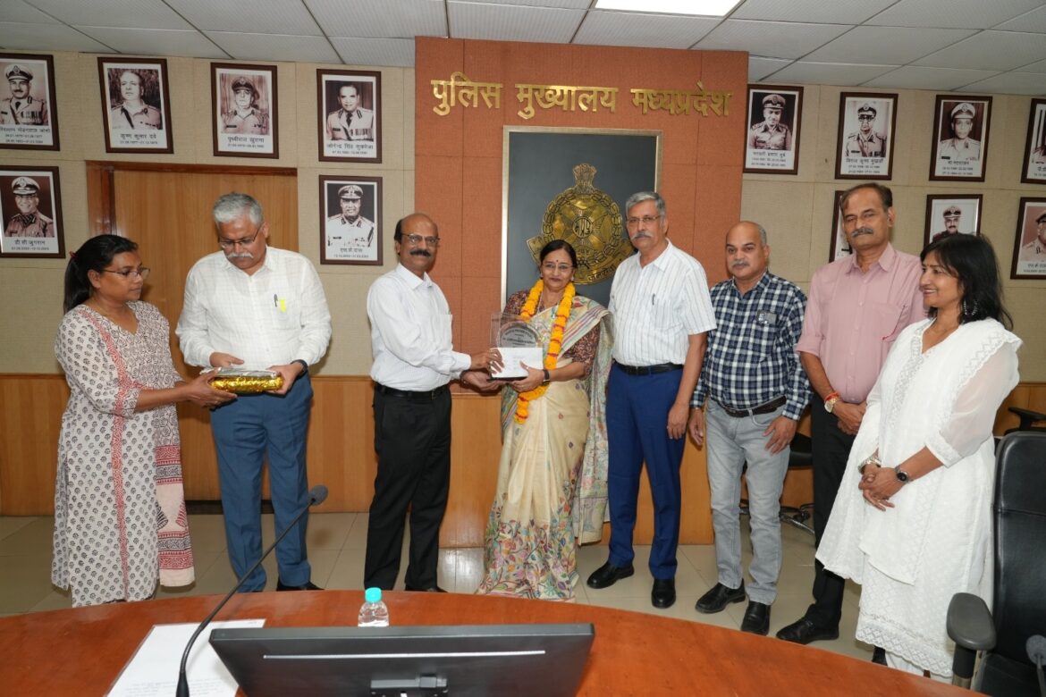 पुलिस मुख्यालय के सेवानिवृत्त कर्मचारियों को डीजीपी कैलाश मकवाणा ने दी भावभीनी विदाई, उज्जवल भविष्य की कामना की
