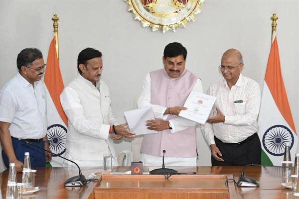 चिकित्सा क्षेत्र को सेवा का माध्यम बनाएं, व्यावसायिकता के साथ समाज परिवर्तन भी जरूरी: मुख्यमंत्री डॉ. मोहन यादव