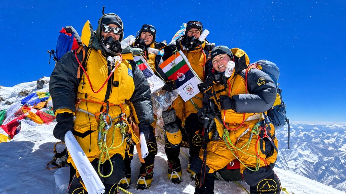 माउंट एवरेस्ट पर बीएसएफ की महिला टीम ने फहराया तिरंगा, गृह मंत्री अमित शाह ने दी बधाई