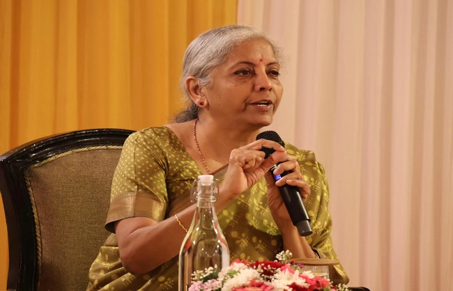 विदेशी मुद्रा भंडार बढ़ाने के लिए वित्त मंत्री की बैंकों को सलाह: एनआरआई से संपर्क साधें, फंड जुटाने की रफ्तार रखें बरकरार