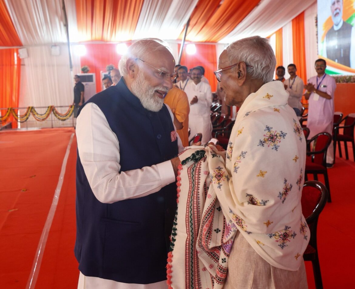 पश्चिम बंगाल में नई सरकार के आगाज पर दिखा सम्मान का भाव, प्रधानमंत्री ने पुराने कार्यकर्ता माखनलाल सरकार को मंच पर दिया विशेष स्थान