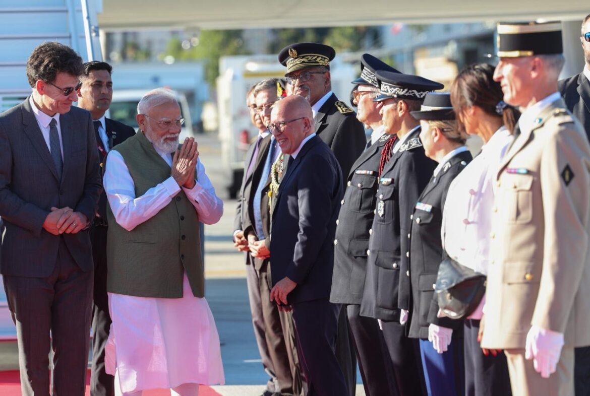 फ्रांस के नीस में प्रधानमंत्री मोदी का भव्य स्वागत; राष्ट्रपति मैक्रों के साथ ‘भारत इनोवेट्स 2026’ का करेंगे उद्घाटन, स्लोवाकिया दौरे पर भी रहेंगे