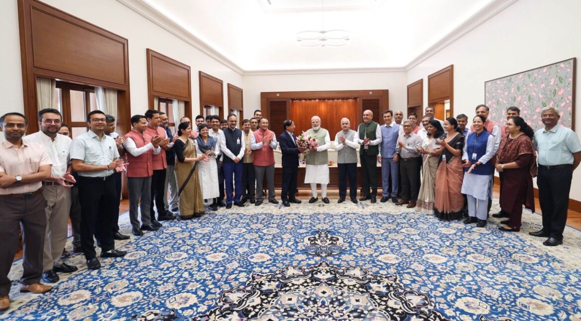प्रधानमंत्री नरेंद्र मोदी के नाम दर्ज हुआ सबसे लंबे समय तक सेवा करने वाले निर्वाचित पीएम का रिकॉर्ड, पीएमओ और कैबिनेट ने दी बधाई