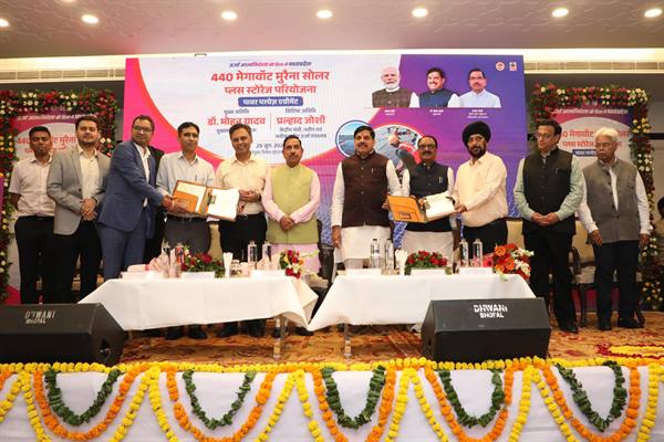 हरित ऊर्जा क्षेत्र में मध्य प्रदेश का ऐतिहासिक कदम; मुख्यमंत्री डॉ. मोहन यादव और केंद्रीय मंत्री प्रल्हाद जोशी ने दी 950 मेगावॉट सौर पार्कों की सौगात, मुरैना स्टोरेज प्रोजेक्ट का एग्रीमेंट लागू