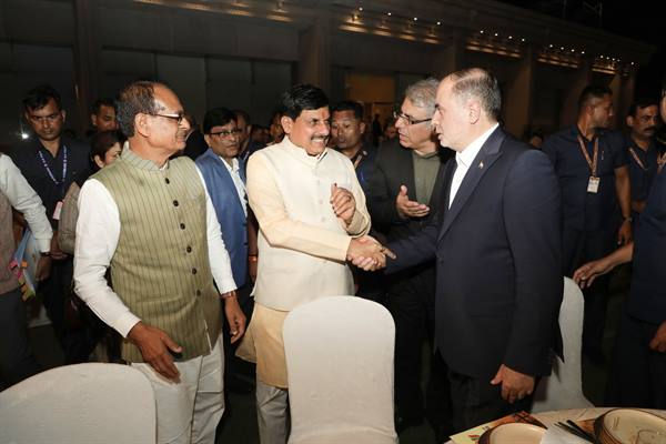 इंदौर में ब्रिक्स देशों के कृषि मंत्रियों की बैठक: मुख्यमंत्री डॉ. मोहन यादव ने किया विदेशी प्रतिनिधियों का स्वागत, सांस्कृतिक गरिमा के साथ आयोजित हुआ रात्रि भोज