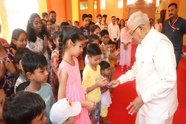 राज्यपाल मंगुभाई पटेल ने बच्चों के साथ मनाया अपना जन्मदिन, प्रदेश की सुख-समृद्धि के लिए की पूजा-अर्चना