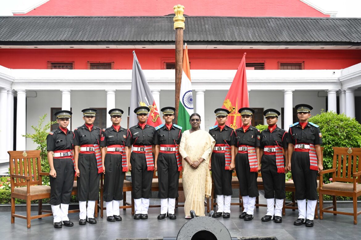 देहरादून सैन्य अकादमी में इतिहास: राष्ट्रपति मुर्मु ने पासिंग आउट परेड का किया निरीक्षण, एनडीए की पहली महिला बैच सेना में अधिकारी के रूप में शामिल