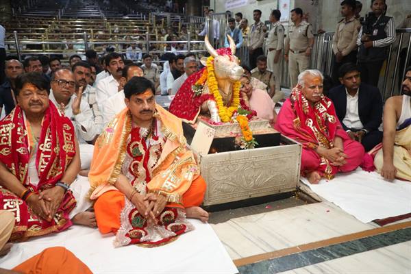 केंद्रीय मंत्री मनोहर लाल और मुख्यमंत्री डॉ. मोहन यादव ने उज्जैन में बाबा महाकाल की शयन आरती में भाग लिया