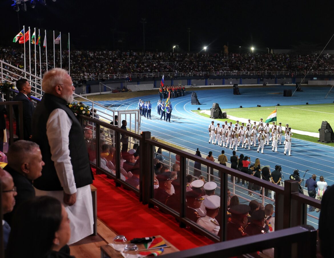 सेशेल्स के स्वतंत्रता दिवस समारोह में भारतीय सैन्य टुकड़ियों का मार्च, प्रधानमंत्री मोदी ने बढ़ाया मान
