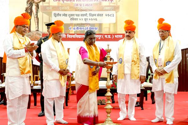 राष्ट्रपति मुर्मु ने जबलपुर में रानी दुर्गावती विश्वविद्यालय के 36वें दीक्षांत समारोह को किया संबोधित; मेधावी विद्यार्थियों को सौंपे स्वर्ण पदक