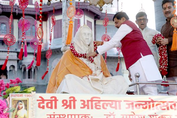 मुख्यमंत्री डॉ. मोहन यादव ने इंदौर में देवी अहिल्याबाई होल्कर की 301वीं जयंती समारोह में लिया हिस्सा, सुशासन और सांस्कृतिक पुनर्जागरण की प्रतीक बताया