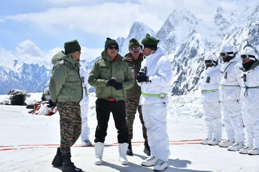 लद्दाख दौरा: रक्षा सचिव राजेश कुमार सिंह ने अग्रिम चौकियों पर सैन्य तैयारियों की समीक्षा की, जवानों का बढ़ाया उत्साह
