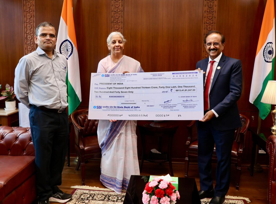 स्टेट बैंक ऑफ इंडिया ने केंद्र सरकार को दिया 8,813 करोड़ रुपये का डिविडेंड, चेयरमैन सी.एस. शेट्टी ने वित्त मंत्री को सौंपा चेक