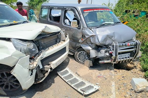 नीमच में दो कारों की टक्कर, डायल-112 के जवानों ने घायलों को समय पर अस्पताल पहुँचाकर बचाई जान