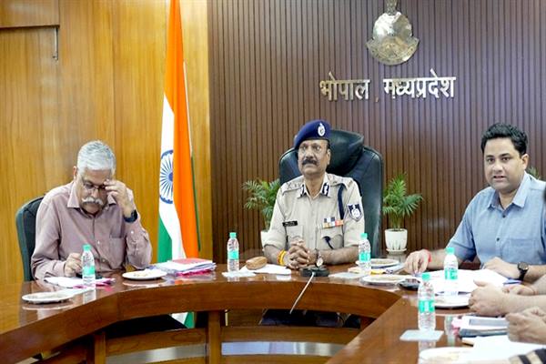 NEET-UG परीक्षा को लेकर पुलिस मुख्यालय में उच्च स्तरीय समीक्षा बैठक, डीजीपी कैलाश मकवाणा ने दिए सख्त सुरक्षा निर्देश