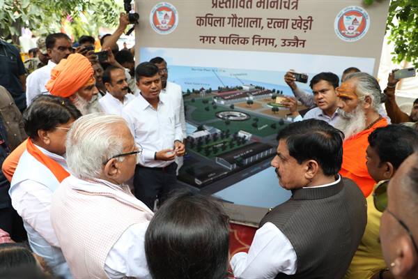 उज्जैन के रत्नाखेड़ी में सीएम मोहन यादव और केंद्रीय मंत्री मनोहर लाल ने किया गौशाला का निरीक्षण, प्रदेश में 4 लाख गोवंश सुरक्षित