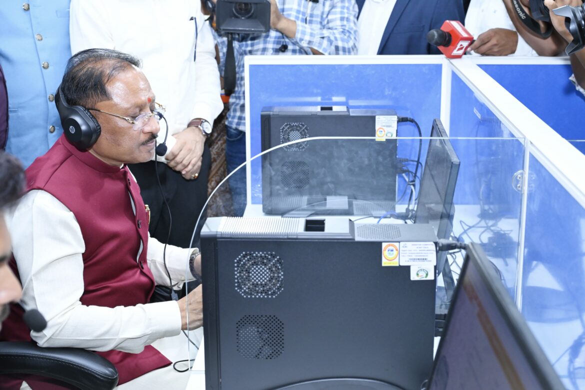 मुख्यमंत्री विष्णुदेव साय ने किया मुख्यमंत्री हेल्पलाइन एवं शिकायत प्रबंधन प्रणाली का अवलोकन