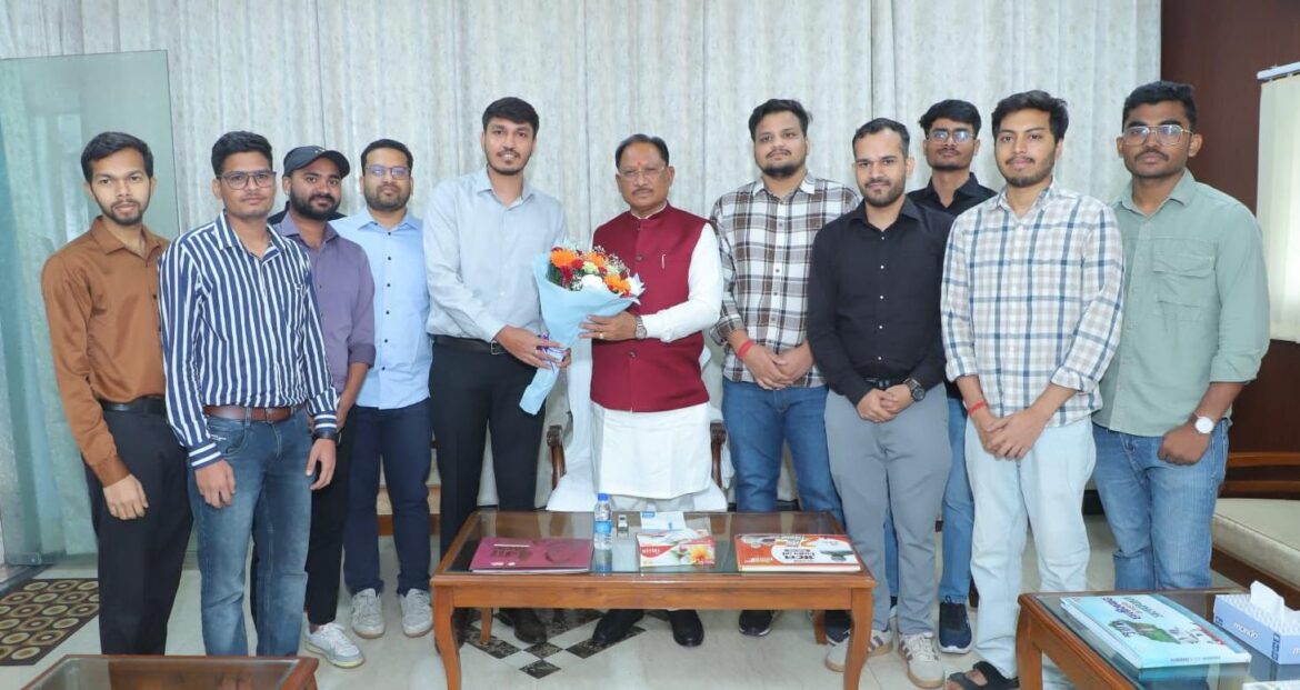 मुख्यमंत्री श्री विष्णुदेव साय ने यूपीएससी प्रारंभिक परीक्षा में सफल ट्राइबल यूथ हॉस्टल के विद्यार्थियों से की मुलाकात