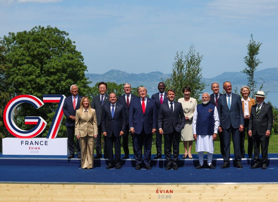 G7 शिखर सम्मेलन: आधिकारिक फोटो से पहले पीएम मोदी ने वैश्विक नेताओं से की चर्चा, राष्ट्रपति मैक्रों का जताया आभार